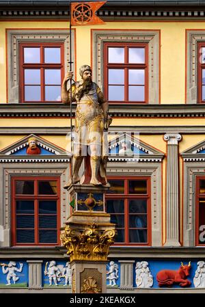 Statue romaine en face de la Haus zum Roten Ochsen, un très beau bâtiment Renaissance, Fischmarkt, Allemagne, Thueringen, Erfurt Banque D'Images
