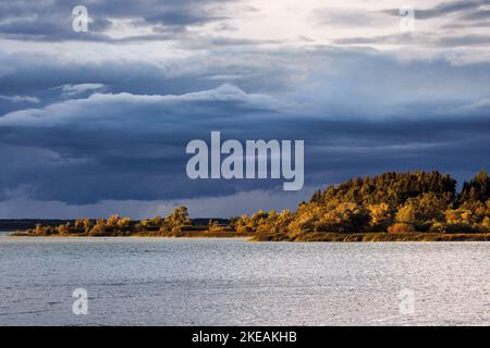 Nuages noirs de pluie au-dessus du lac Chiemsee, Allemagne, Bavière, lac Chiemsee Banque D'Images