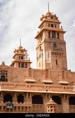 La tour du roi d'époque avec un ciel lumineux de l'image d'angle plat est prise à umaid bhawan Palace jodhpur rajasthan inde le 06 2022 septembre. Banque D'Images