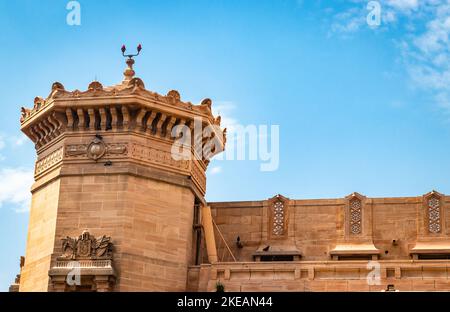 La tour du roi d'époque avec ciel bleu clair de l'image d'angle plat est prise à umaid bhawan Palace jodhpur rajasthan inde le 06 2022 septembre. Banque D'Images