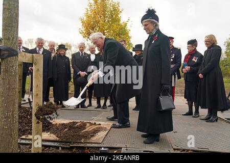 Le duc et la duchesse de Gloucester plantent le dernier des 27 nouveaux arbres Elm, Chêne et Lime le long de l'avenue menant à l'entrée de l'Arboretum du Mémorial national, Alrewas, Staffordshire dans le cadre de la verrière de la Reine, Une initiative nationale du Jubilé de platine pour planter plus d'un million d'arbres en l'honneur de la reine Elizabeth II Date de la photo: Vendredi 11 novembre 2022. Banque D'Images