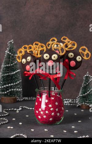 Mignon idée pour les gâteries de Noël - Cake POPS rennes du Père Noël fait à partir de biscuits au chocolat et des craquelins Banque D'Images