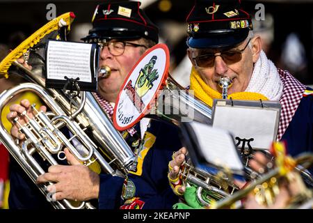 Den Bosch, pays-Bas 2022-11-11 10:02:35 DEN Bosch - les fêtards donnent le coup d'envoi de la saison du carnaval à la Parade de Den Bosch, également connue sous le nom d'Oeteldonk. Le 11th des 11th (Saint Maarten) à 11 minutes après 11, le Prince Carnaval est choisi pour l'année à venir. ANP ROB ENGELAR pays-bas sortie - belgique sortie Banque D'Images