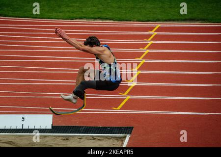 saut long de paraathlète masculin en compétition Banque D'Images