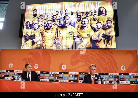 ZEIST - entraîneur national Louis van Gaal de l'équipe nationale néerlandaise lors d'une conférence de presse. Il explique sa sélection pour la coupe du monde au Qatar. ANP MAURICE VAN STEEN Banque D'Images