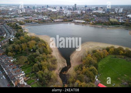 Réservoir Edgabston, Birmingham, 11 novembre 2022. - Les niveaux d'eau au réservoir Edgbaston à Birmingham sont encore bien inférieurs aux niveaux habituels de l'hiver aujourd'hui. L'eau a reculé avec de nombreuses zones exposées de boue et de limon maintenant avec une nouvelle couche d'herbe verte qui a grandi au cours de plusieurs mois de conditions de sécheresse. Le réservoir urbain se trouve à 1,6 km du centre-ville de Birmingham. Photo par crédit : arrêter presse Media/Alamy Live News Banque D'Images