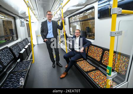 Velten, Allemagne. 11th novembre 2022. Jure Mikolcic (l), PDG de la division Stadler Allemagne, et Rolf Erfurt, membre du conseil d'administration des opérations de BVG, lors d'une réunion sur place au centre de mise en service de Stadler pour présenter l'intérieur d'un train de la nouvelle série JK pour une nouvelle ligne de métro berlinoise prévue. Credit: Jens Kalaene/dpa/Alamy Live News Banque D'Images