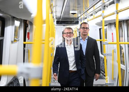 Velten, Allemagne. 11th novembre 2022. Rolf Erfurt (l), membre du conseil d'administration des opérations de BVG, et Jure Mikolcic, PDG de la division Stadler Allemagne, lors d'une réunion sur place au centre de mise en service de Stadler pour présenter l'intérieur d'un train de la nouvelle série JK pour une nouvelle ligne de métro berlinoise prévue. Credit: Jens Kalaene/dpa/Alamy Live News Banque D'Images