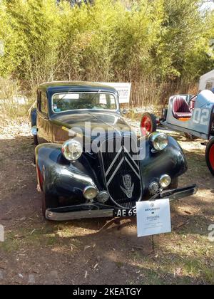 Vintage noir élégant 1947 Citroen 15 cv six traction avant dans un parc. Vue avant. Calandre. Logo. Autoclasica 2022 Classic car show. CopySpace Banque D'Images