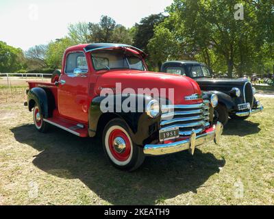 Vieux pick-up Chevrolet 3100 1951 rouge et noir Design avancé par GM. Journée ensoleillée à la campagne. Autoclasica 2022 Classic car show. Banque D'Images