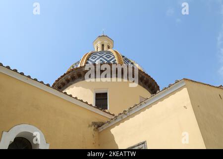 Un gros plan du dôme de l'église San Gennaro, à Praiano, sur la côte amalfitaine, en Italie, et un ciel bleu en arrière-plan Banque D'Images