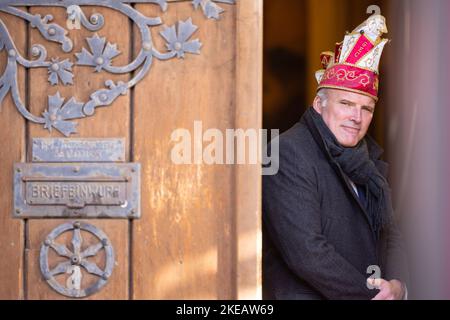 Erfurt, Allemagne. 11th novembre 2022. Andreas Bausewein (SPD), maire d'Erfurt, portant une casquette de jester à l'hôtel de ville. Au début de la saison du carnaval, l'Association du Carnaval d'Erfurt (GEC) célèbre le 'Narrenwecken' (sillage des Fools) sur le marché aux poissons. Credit: Michael Reichel/dpa/Alay Live News Banque D'Images