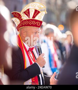 Erfurt, Allemagne. 11th novembre 2022. Thomas Kemmerich, président de l'Association du Carnaval d'Erfurt, s'exprime devant l'hôtel de ville. Au début de la saison du carnaval, l'Association du Carnaval d'Erfurt (GEC) célèbre le 'Narrenwecken' (sillage des Fools) au marché aux poissons. Credit: Michael Reichel/dpa/Alay Live News Banque D'Images