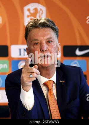 ZEIST - entraîneur national Louis van Gaal de l'équipe nationale néerlandaise lors d'une conférence de presse. Il explique sa sélection pour la coupe du monde au Qatar. ANP MAURICE VAN STEEN Banque D'Images