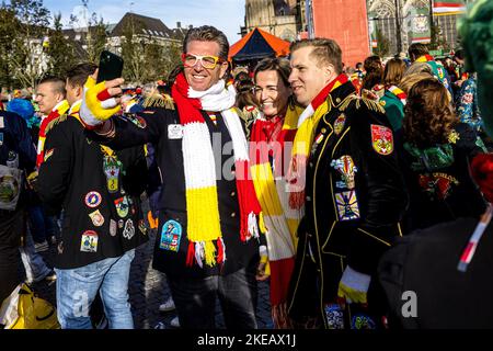 Den Bosch, pays-Bas 2022-11-11 11:23:33 DEN Bosch - les fêtards donnent le coup d'envoi de la saison du carnaval à la Parade de Den Bosch, également connue sous le nom d'Oeteldonk. Le 11th des 11th (Saint Maarten) à 11 minutes après 11, le Prince Carnaval est choisi pour l'année à venir. ANP ROB ENGELAR pays-bas sortie - belgique sortie Banque D'Images