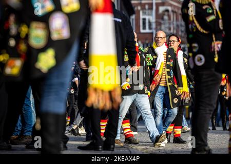 Den Bosch, pays-Bas 2022-11-11 10:06:26 DEN Bosch - les fêtards donnent le coup d'envoi de la saison du carnaval à la Parade de Den Bosch, également connue sous le nom d'Oeteldonk. Le 11th des 11th (Saint Maarten) à 11 minutes après 11, le Prince Carnaval est choisi pour l'année à venir. ANP ROB ENGELAR pays-bas sortie - belgique sortie Banque D'Images