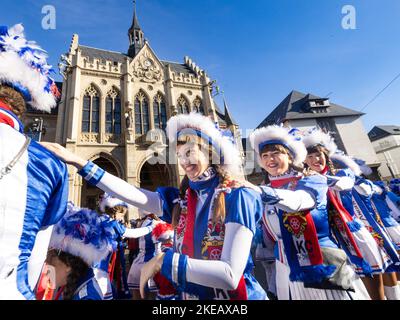 Erfurt, Allemagne. 11th novembre 2022. Les Carnivalistes dansent devant l'hôtel de ville. Au début de la saison du carnaval, l'Association du Carnaval d'Erfurt (GEC) célèbre les Narrenwecken sur le marché du poisson. Credit: Michael Reichel/dpa/Alay Live News Banque D'Images