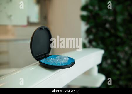 Deux aligneurs dentaires invisibles dans la boîte personnelle. Bretelles transparentes en plastique orthodontique pour le lissage des dents Banque D'Images