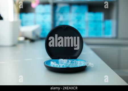 Deux aligneurs dentaires invisibles dans la boîte personnelle. Bretelles transparentes en plastique orthodontique pour le lissage des dents Banque D'Images