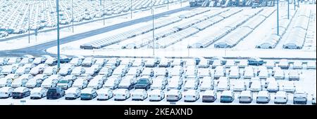 Volkswagen, Russie, Kaluga - 11 NOVEMBRE 2022 : voitures neuves couvertes de neige et garées dans un centre de distribution, une usine automobile. Stationnement à l'extérieur a Banque D'Images