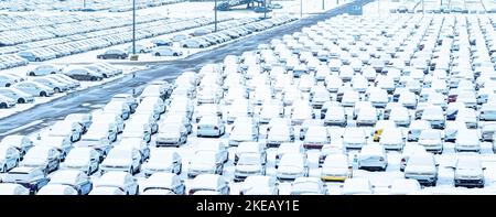 Volkswagen, Russie, Kaluga - 11 NOVEMBRE 2022 : voitures neuves couvertes de neige et garées dans un centre de distribution, une usine automobile. Stationnement à l'extérieur a Banque D'Images