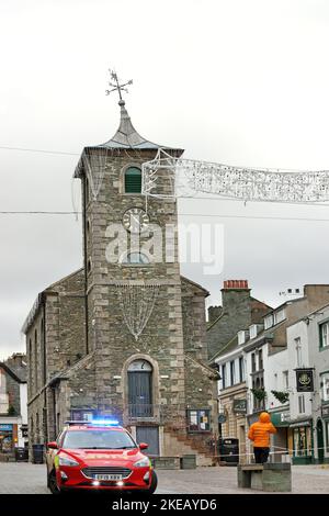 Keswick, Lake District, Cumbria, Royaume-Uni. 11th novembre 2022. Météo Royaume-Uni. La zone autour du Moot Hall à Keswick a été fermée par les services d'urgence après que la girouette et une partie de la flèche ont été endommagées par des vents de force gale et ont commencé à pencher dangereusement sur High Street. Crédit : David Forster/Alamy Live News Banque D'Images