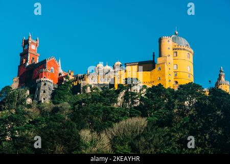 Vue sur le Palais Pena, un château romantique dans les montagnes de Sintra au Portugal 25km à l'ouest de Lisbonne Banque D'Images