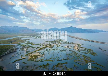 Vue aérienne sur la rivière Dalyan, la plage d'Iztuzu, la mer, les montagnes et les lacs. Nature sauvage intacte de la vallée Banque D'Images