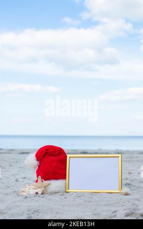 Chapeau du Père Noël sur la plage avec étoile de mer et cadence d'image pour le texte Banque D'Images