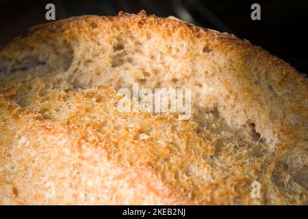 Pain de levain frais avec croûte croquante et intérieur doux et salé. Gros plan de pain maison. Banque D'Images