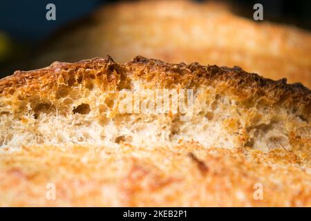 Pain de levain frais avec croûte croquante et intérieur doux et salé. Gros plan de pain maison. Banque D'Images