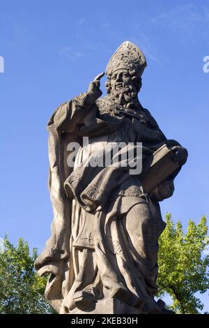 Prague - l'évêque St. Statue d'Adalbert du pont Charles par (M. J. J. Brokoff, 1709). Banque D'Images