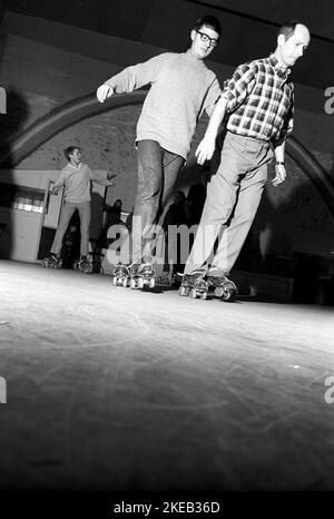 Roller skate amusant dans le 1960s. Intérieur d'une discothèque avec patinage à roulettes. Le patinage à roulettes a commencé à avoir tendance à cette époque et tout au long de l'année 1970s, lorsque le patinage à roulettes était associé à la musique disco et aux discothèques à roulettes. Un juke-box est visible et joue la discothèque facilement danceble. Suède 1967 Conard réf. 5419 Banque D'Images