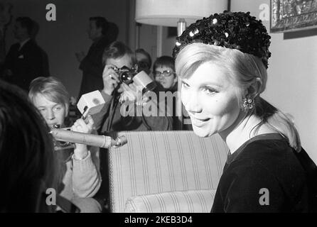 Susan Hampshire. CBE. Actrice anglaise née le 12 mai 1937. Photographié ici alors qu'en Suède 1968 dans le cadre de la série télévisée de la BBC la Forsyte Saga dans laquelle elle a joué dans le rôle de Fleur. La série a été initialement présentée en 26 épisodes le samedi soir avec début 7 janvier 1967. Suède 1968. Conard réf. 5544 Banque D'Images