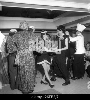 Danse dans le 1950s. Dansez à une mascarade, des gens heureux vêtus pour l'occasion. Suède 1950 réf. Kristoffersson AX55-11 Banque D'Images