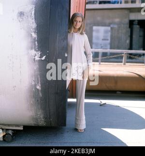 La mode en 1960s. Monica Ekman, née en 1941, mannequin suédoise photographié en 1969, portant une tenue, un pantalon et un chemisier blancs. Suède 1969 Kristoffersson Banque D'Images