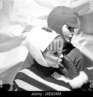 Dans le 1960s. Modèles de mode, en 1960s vêtements d'hiver typiques dans un studio. Ils portent des casquettes chaudes et de recouvrement. Suède 1966 Banque D'Images