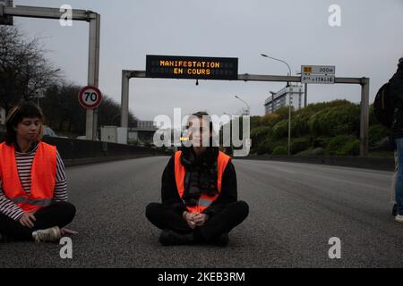 Paris, France. 11 novembre 2022, les activistes de la dernière rénovation ont bloqué la circulation sur le périphérique parisien de 11 novembre 2022, à Paris, en France. Photo de Florian Poitout/ABACAPRESS.COM Banque D'Images