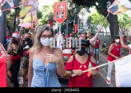 Les Brésiliens protestent contre le candidat à l'élection présidentielle d'extrême-droite Jair Bolsonaro. Ils utilisent des affiches, des drapeaux et des bannières avec des slogans. Banque D'Images