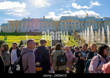 Saint-Pétersbourg - Russie 4 octobre 2022: Petergod. Grand Palais, fontaines et de nombreux touristes dans le parc inférieur de Peterhof lors d'une journée ensoleillée. Banque D'Images