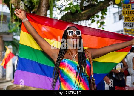 Salvador, Bahia, Brésil - 09 avril 2022: Les Brésiliens protestent contre le candidat présidentiel d'extrême-droite Jair Bolsonaro. Ils utilisent des drapeaux de mouvement lgbt. Banque D'Images