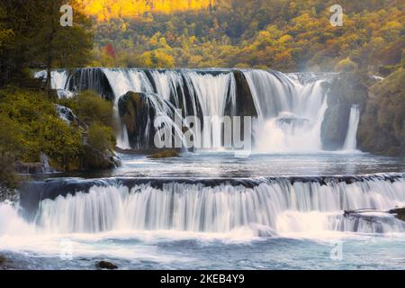 Cascade de Štrbački dans le parc national una en automne Banque D'Images