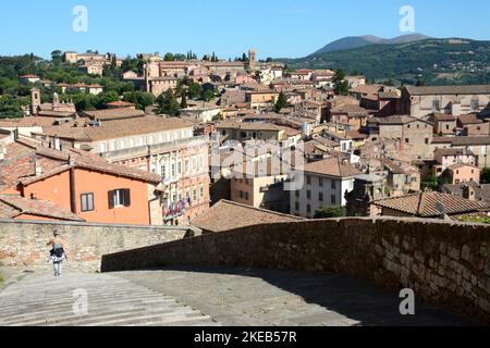 Vue panoramique depuis la Porta Sole qui est l'une des anciennes portes des murs étrusques de la ville de Pérouse. Banque D'Images