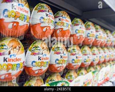 Kazan, Russie. 10 novembre 2022. Kinder surprise oeufs de Pâques dans une épicerie. Œufs de pâques aux couleurs vives sur une grande étagère de marché. Banque D'Images