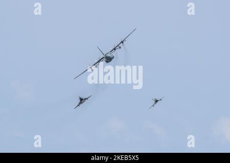 Hercules C-130K de la Force aérienne autrichienne et Eurofighters effectuant leur démonstration de rôle Quick Reaction Alert (QRA) au RIAT 2022 Banque D'Images