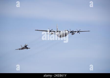 Hercules et Eurofighter de la Force aérienne autrichienne C-130K effectuant leur démonstration de rôle Quick Reaction Alert (QRA) au RIAT 2022 Banque D'Images