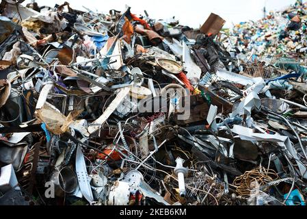Énorme pile de déchets différents dans la cour de l'usine de recyclage Banque D'Images
