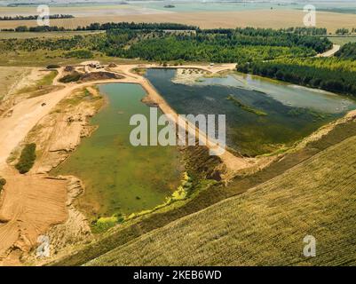 Exploitation minière à ciel ouvert de sable de construction provenant d'une carrière éclairée Banque D'Images