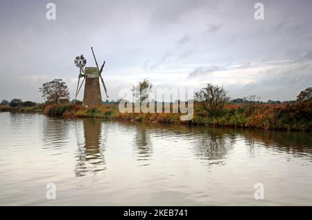 Une vue sur la rivière Ant passant par le moulin de drainage de Turf Fen à l'automne sur les Norfolk Broads de How Hill, Ludham, Norfolk, Angleterre, Royaume-Uni. Banque D'Images