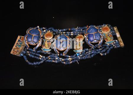 Magnifique bracelet avec des carabs bleus de la tombe de Toutankhamon Banque D'Images